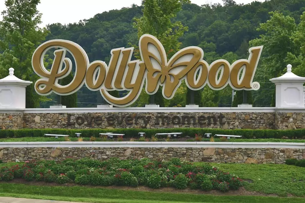 Dollywood-entrance-sign-copy